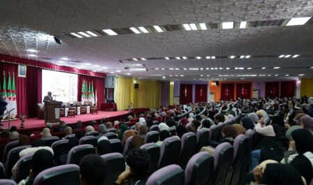 الندوة العلمية الموسومة باللغة العربية من البناء التواصلي إلى البناء الحضاري