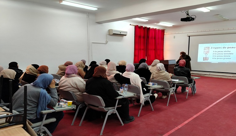 ندوة علمية بكلية العلوم حول المستحضرات التجميلية العلاجية لفائدة الطلبة